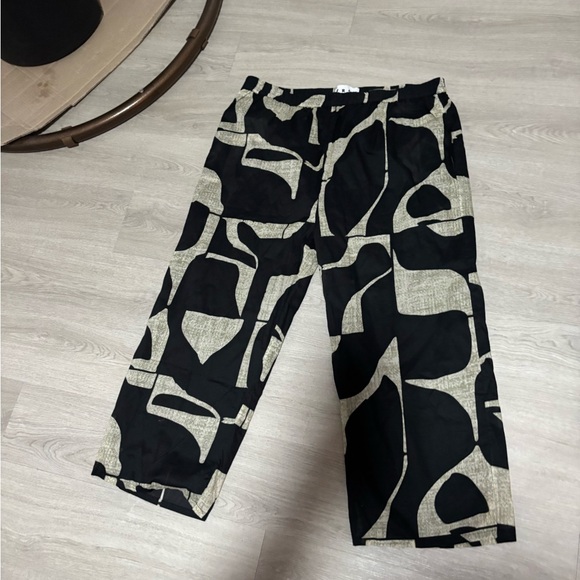 Black & Beige Abstract Pattern - Picture 2 of 4